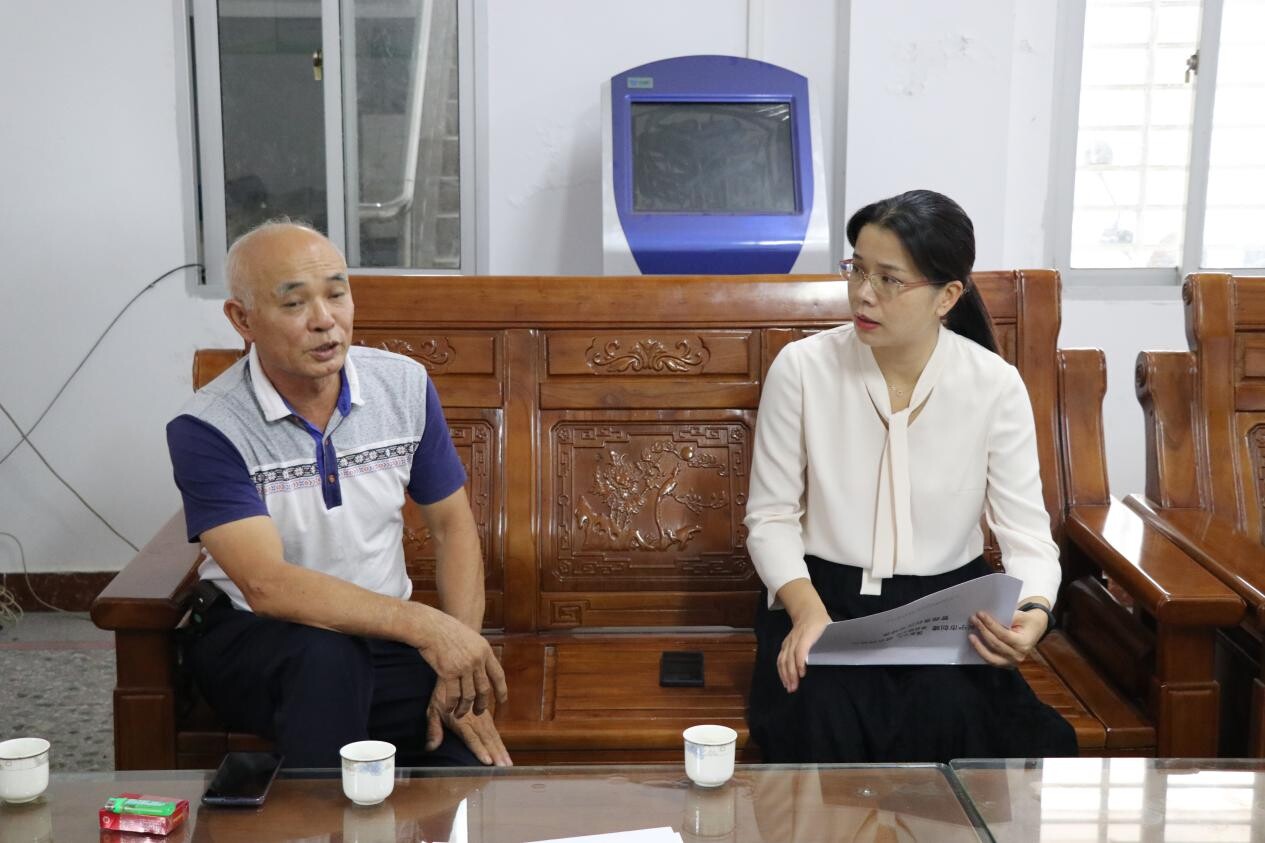 日下午,市农业农村局党组书记曾小芬率队到网格挂钩点洋岭居委开展调