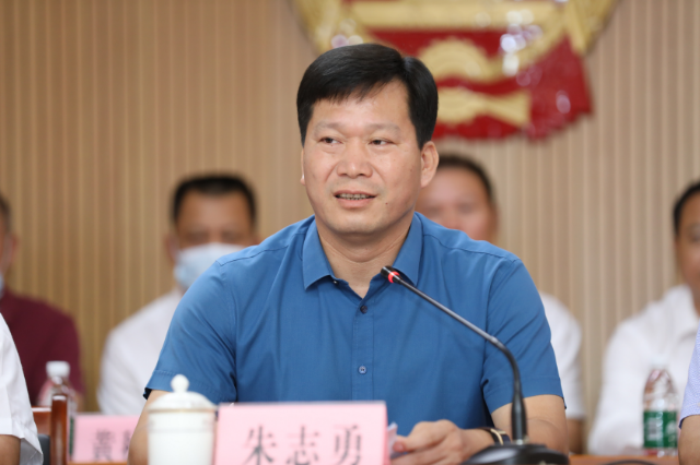 市委常委,统战部部长朱志勇到会指导并发表讲话,会议由镇党委书记