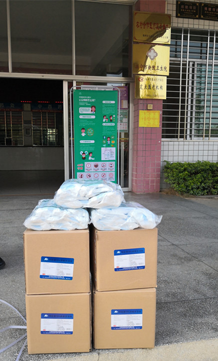 20新陂镇政府转赠新陂卫生院4箱医用酒精(16瓶一箱),和600只医用口罩.