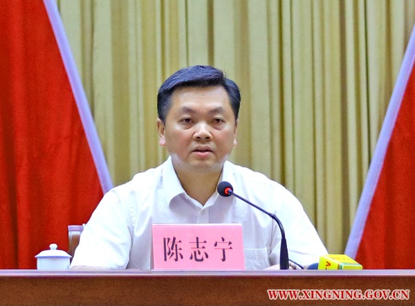 图为兴宁市委书记陈志宁