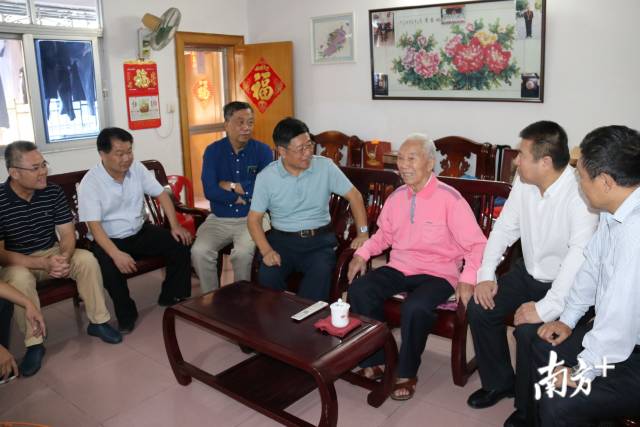 慰问老兵李作民。