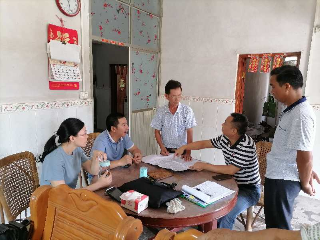 大坪镇人大主席朱碧峰在水口镇参与征地拆迁工作.jpg