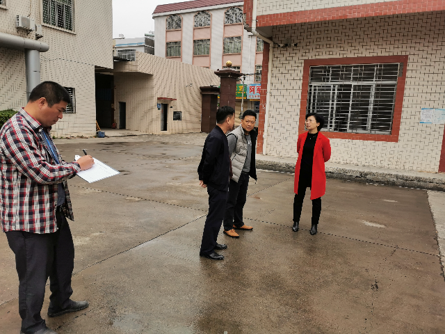 新圩镇主要领导到鸿兴工艺厂、东兴工艺厂开展春节前安全生产检查工作1.jpg