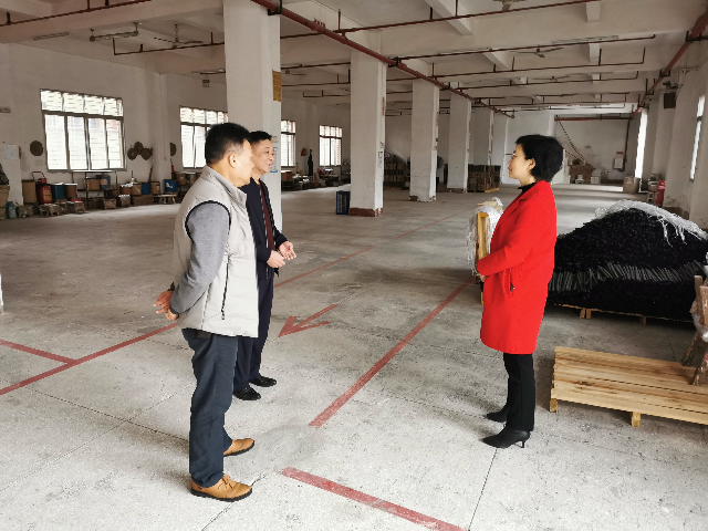 新圩镇主要领导到鸿兴工艺厂、东兴工艺厂开展春节前安全生产检查工作2.jpg