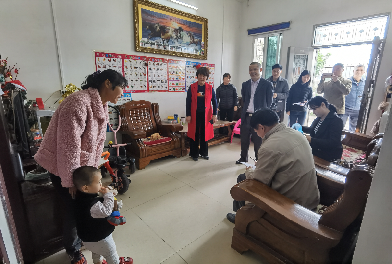 市检查组综合小组一行到兴宁市刁坊镇圩东村实地检查进户访谈.jpg