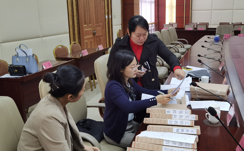 市检查组资料小组查阅兴宁市两纲规划终期评估台帐资料2.jpg