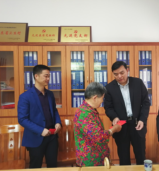 慰问贫困户1.jpg