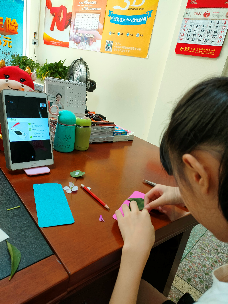 图4：学生制作书签.jpg