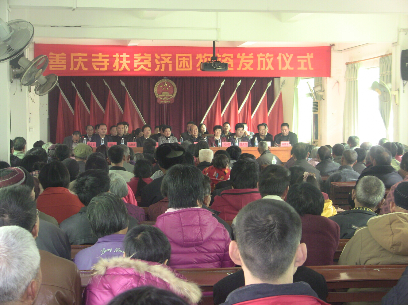 黄陂镇举行善庆寺扶贫济困慈善活动1.jpg