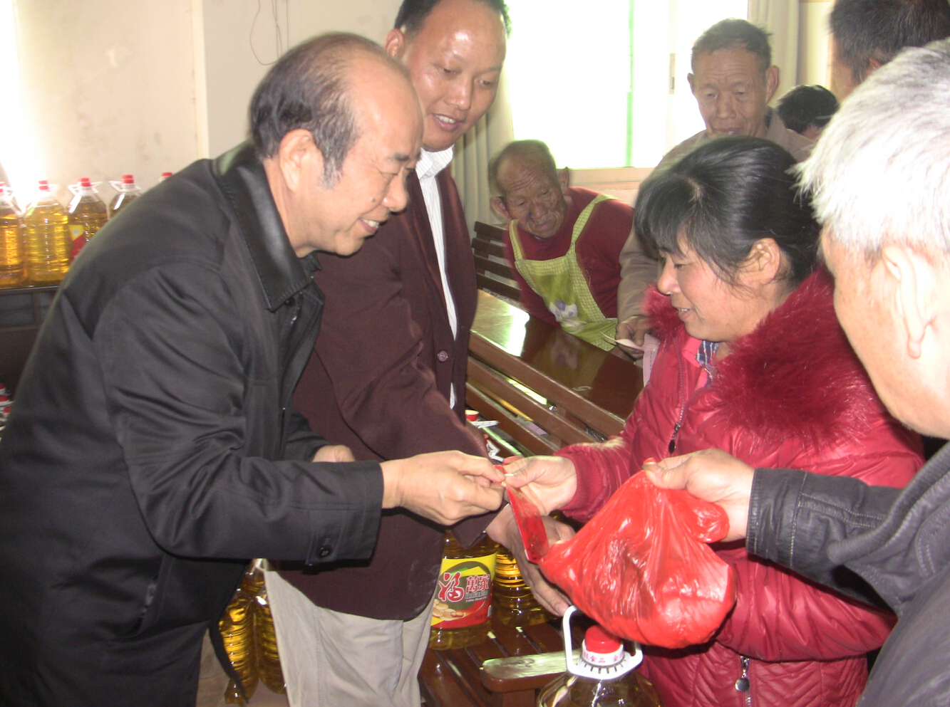 黄陂镇举行善庆寺扶贫济困慈善活动2.jpg