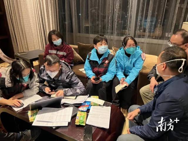 抵达上海后，广东援沪核酸检测队连夜制订工作计划