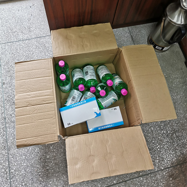 2月15日新陂家庄村村民罗顺波向镇上捐赠100只口罩、10瓶酒精.jpg