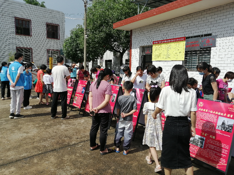 6月1日，兴宁市妇联在坭陂镇东红村开展“幸福在我身边  亲子共沐书香”暨“送你一缕书香”关爱儿童活动2.jpg