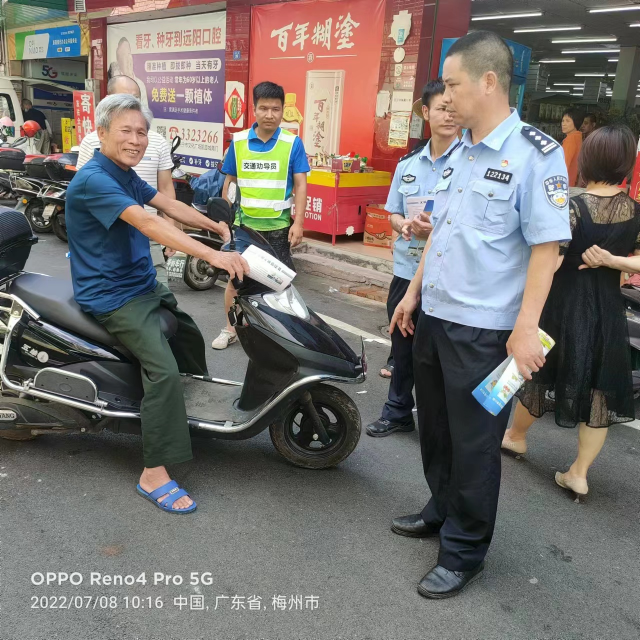 劝导戴头盔.jpg