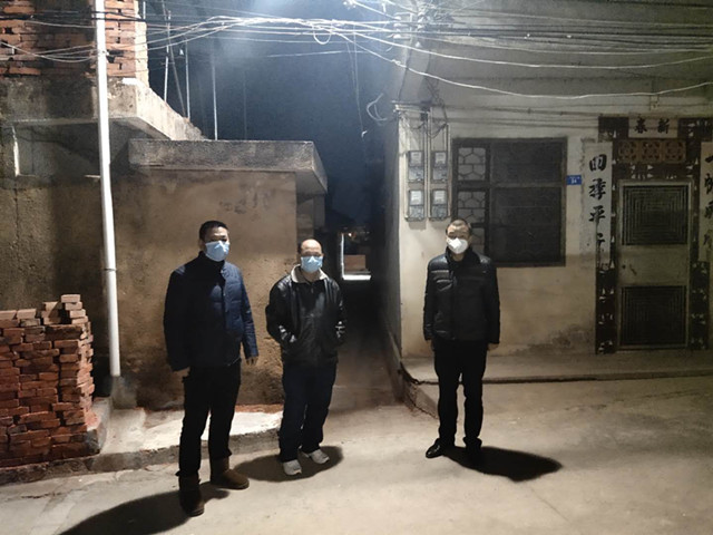 隔离群众家执勤2.jpg