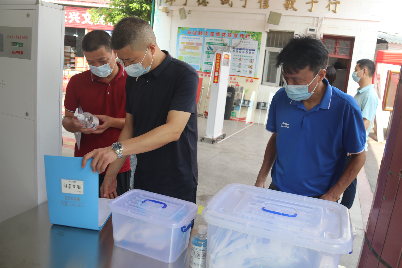 图为兴宁市纪委监委驻市教育局纪检监察组到该市第一小学实地监督检查.jpg