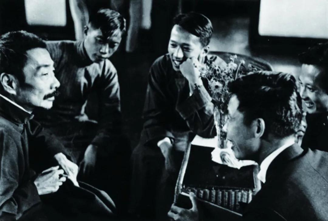 鲁迅与青年木刻家，左起：鲁迅、林夫、曹白、白危、陈烟桥。1936年10月8日.jpg