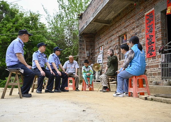 3.22径南慰问困难户 (1).jpg