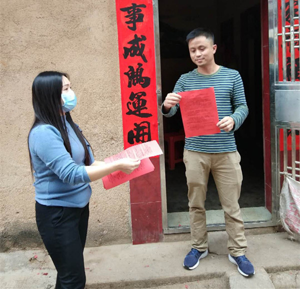 兴宁市新陂镇三新村最美网格员陈红兰向村民派发疫情防控宣传资料.jpg