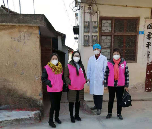 兴宁市新陂镇三新村最美网格员陈红兰与医护人员共同做好居家隔离人员的医学观察工作1.jpg