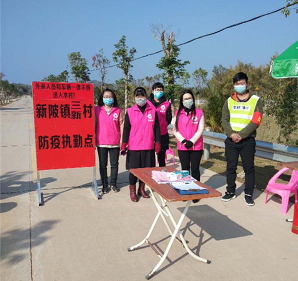 兴宁市新陂镇三新村最美网格员陈红兰在三新村疫情防控执勤点值守.jpg
