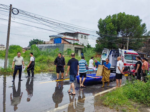 合湖村转移需救治人员.jpg