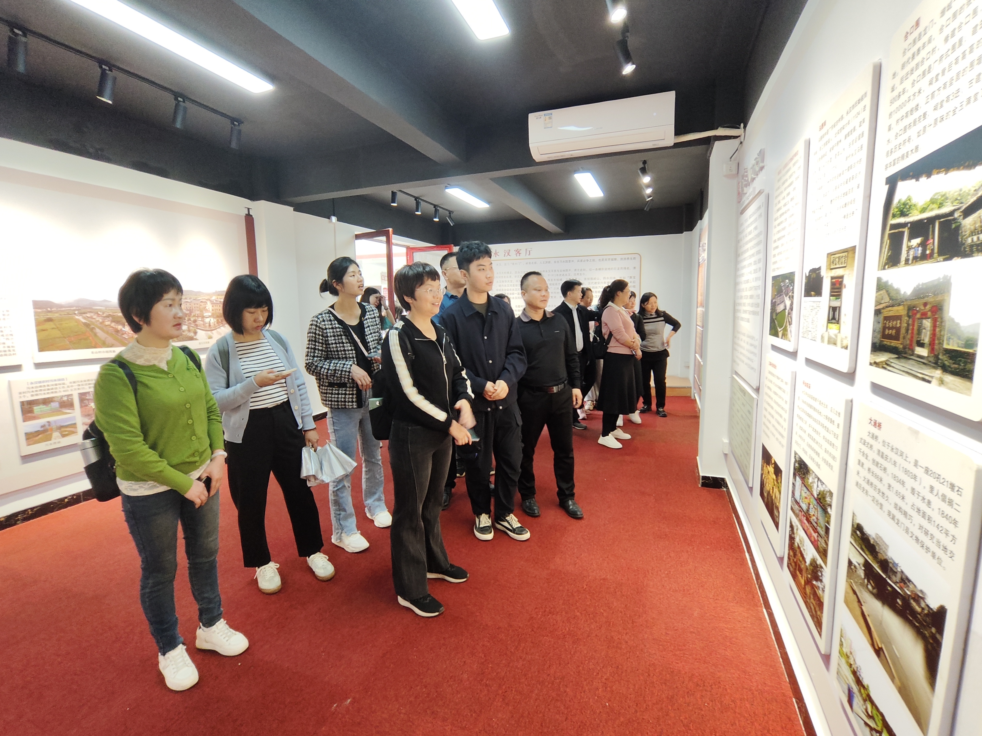 参观永汉圩镇客厅2.jpg