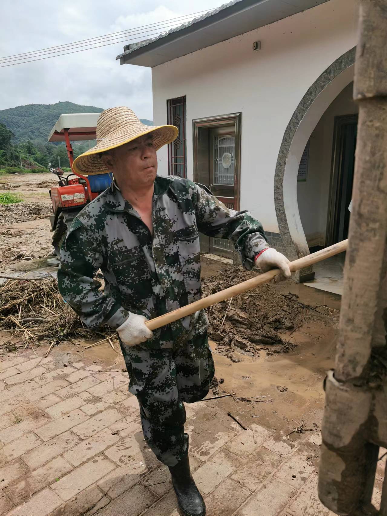 1径南镇党委副书记赖海桂.jpg