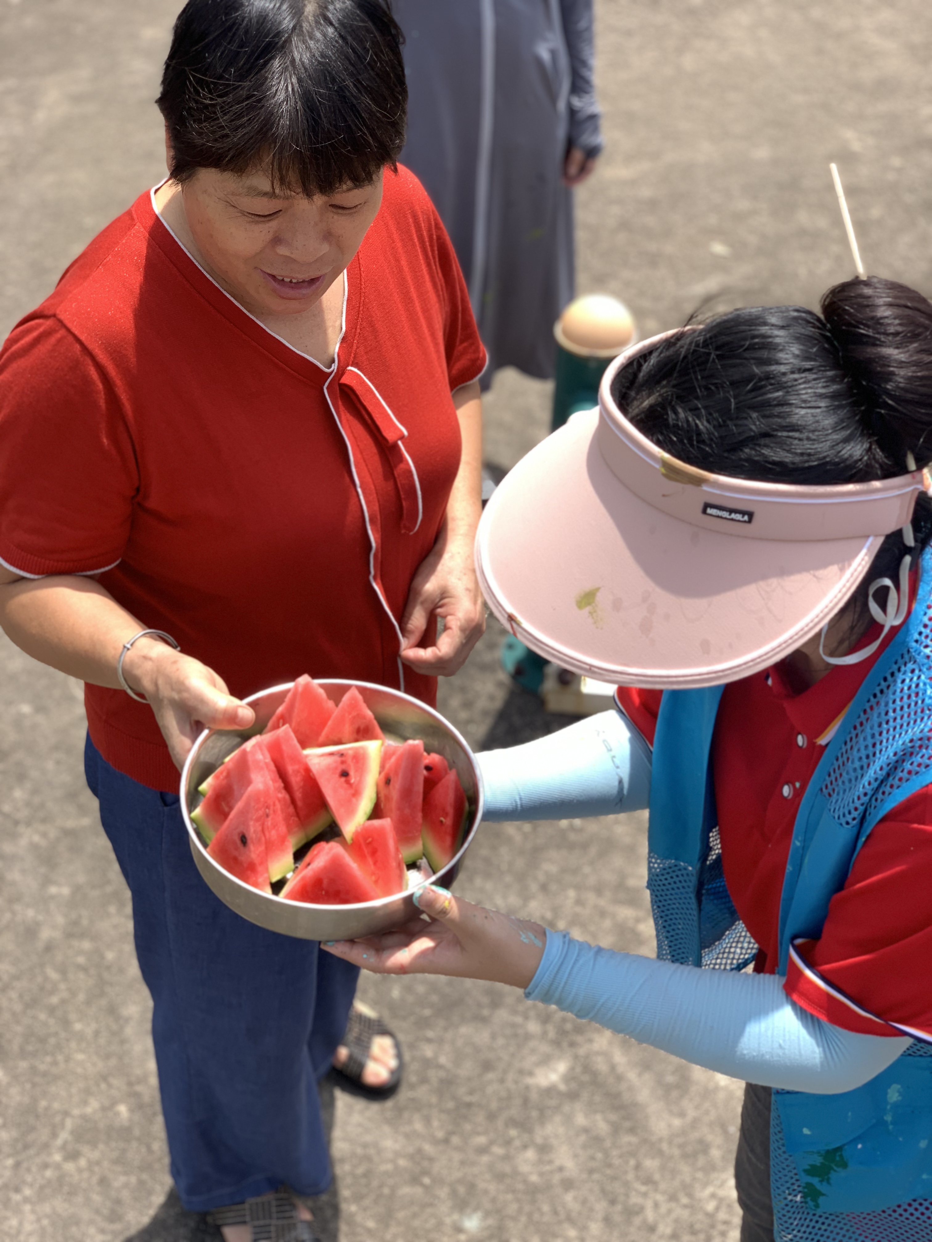 当地村干们送来解暑茶、西瓜3.jpg