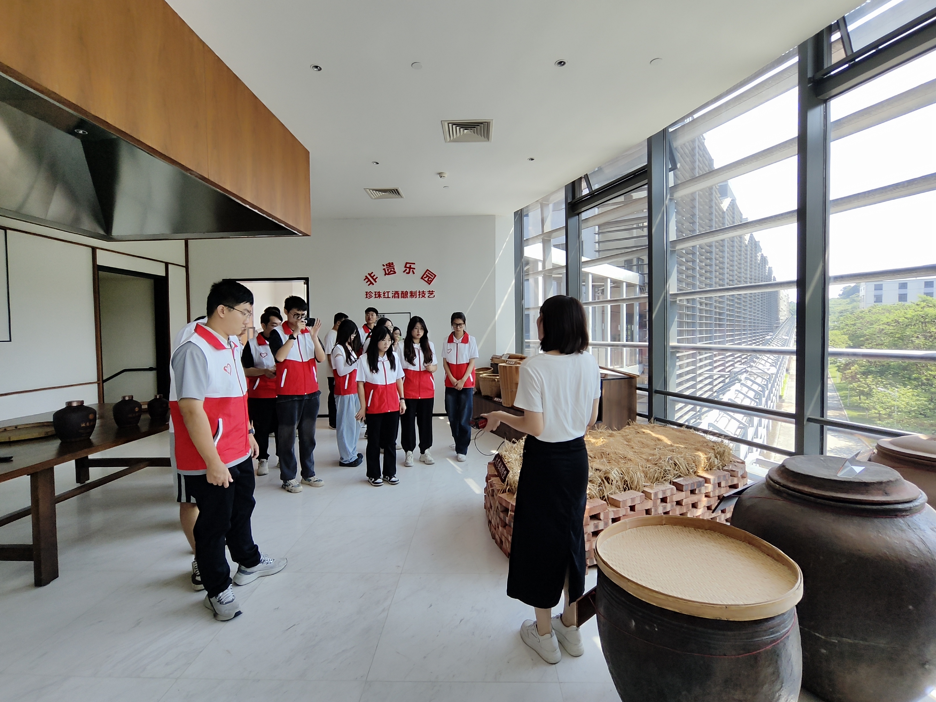 参观珍珠红诚意酒城.jpg