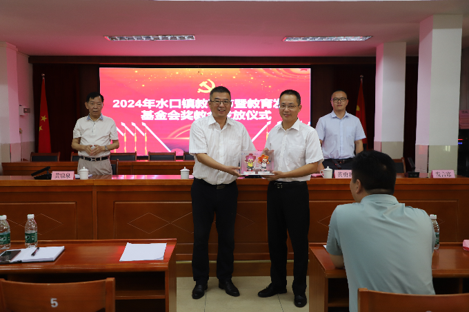 华南师范大学附属广梅园小学赠送吉祥物.JPG