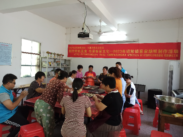 时间：2023年6月19日  地点：汤二村新时代文明实践站 主办单位：兴宁市新时代文明实践中心 活动名称：制作特色美食 弘扬客家文化—2023年坭陂镇客家酿粄制作活动.jpg