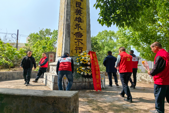 敬献鲜花，绕行瞻仰纪念碑.jpg