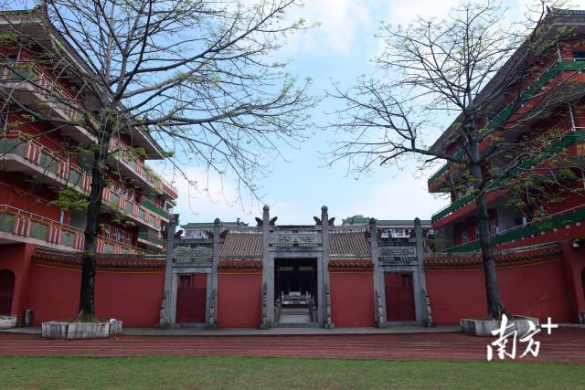 兴宁市兴民中学为何子渊、萧惠长等创办,图为兴民中学内门楼。 受访者供图 兴宁市兴民中学为何子渊、萧惠长等创办,图为兴民中学内门楼。 受访者供图