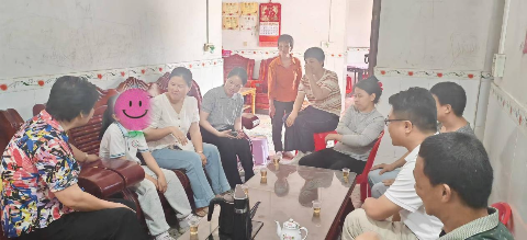 刘红茹与镇村工作人员走访困境学子,关切询问学习生活情况.jpg