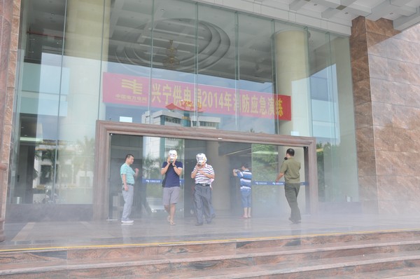 进行火灾事故应急演练.JPG