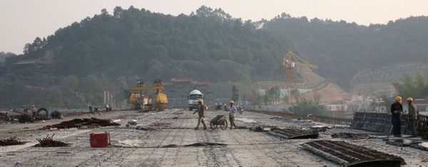 工人正抓紧跨铁路立交桥桥面的施工.jpg