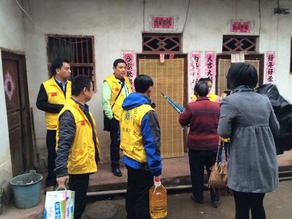 市妇联协同广东狮子会客都队走访慰问我市失依儿童.jpg