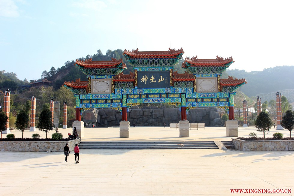 神光山广场门楼（大图）.JPG