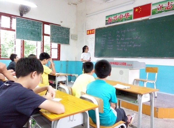给孩子们上英语课.jpg