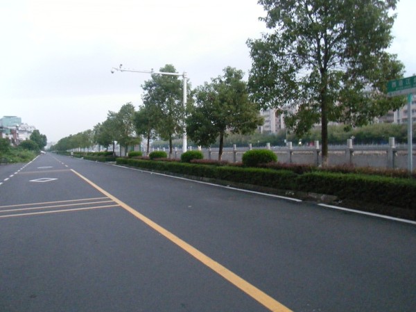 新铺筑沥青路面的宁江东西堤.JPG