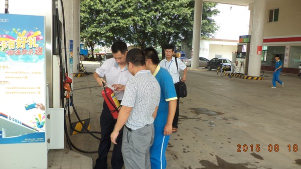 工作人员检查灭火器.JPG