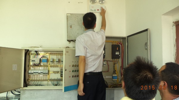 工作人员检查应急照明.JPG