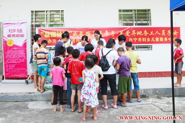 发放宣传册.jpg