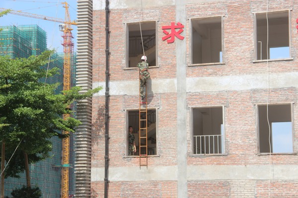 挂钩梯攀登_看图王.jpg