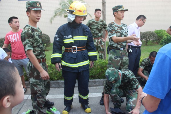 着消防服佩带呼吸器_看图王.jpg