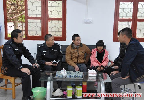 民警到村里了解情况.JPG
