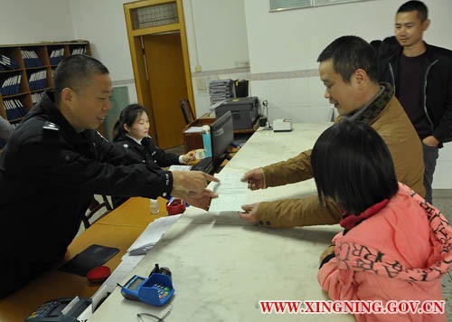 民警将办好的户口本交到小莹家人手里.jpg