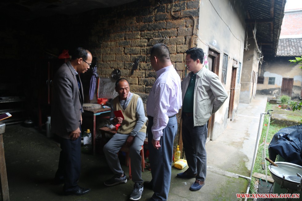 2017.1.11袁柳清局长到黄陂镇慰问低保户.jpg