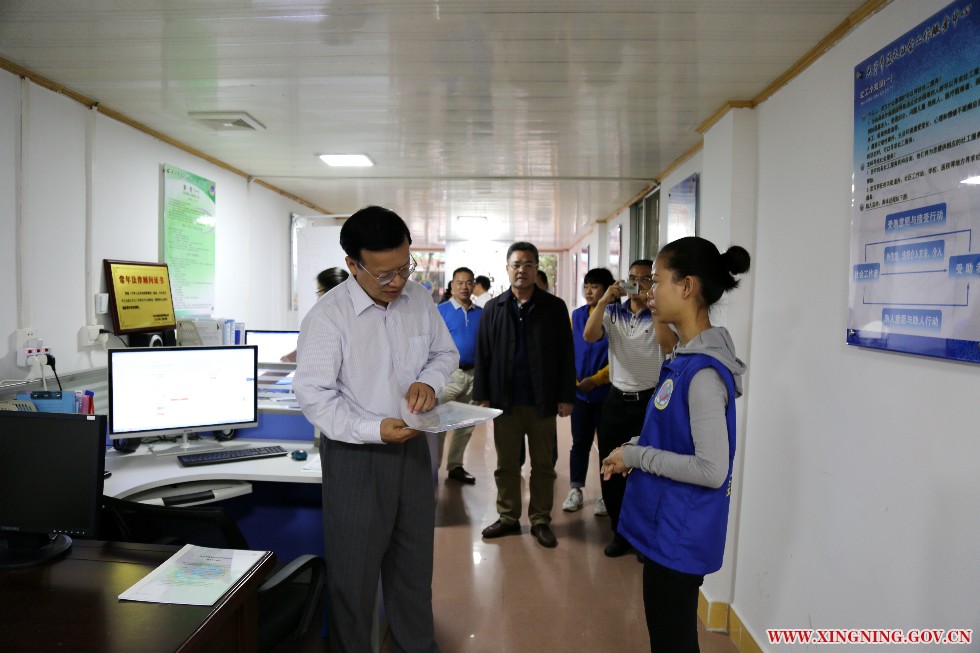 罗局长查看蓝天社会工作服务中心资料.jpg